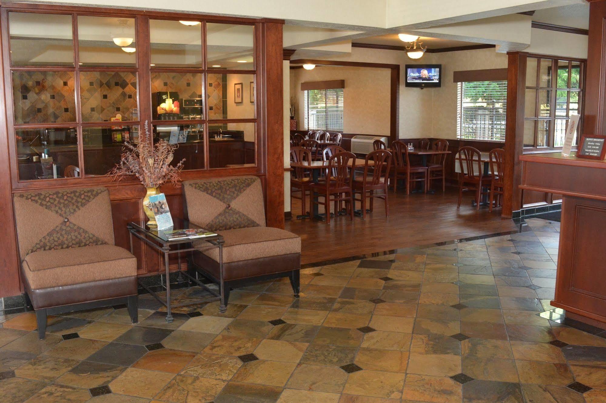 Baymont By Wyndham Yakima Riverfront Exterior photo
