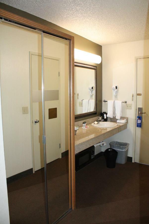 Baymont By Wyndham Yakima Riverfront Exterior photo