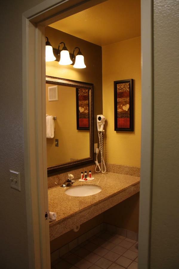 Baymont By Wyndham Yakima Riverfront Exterior photo