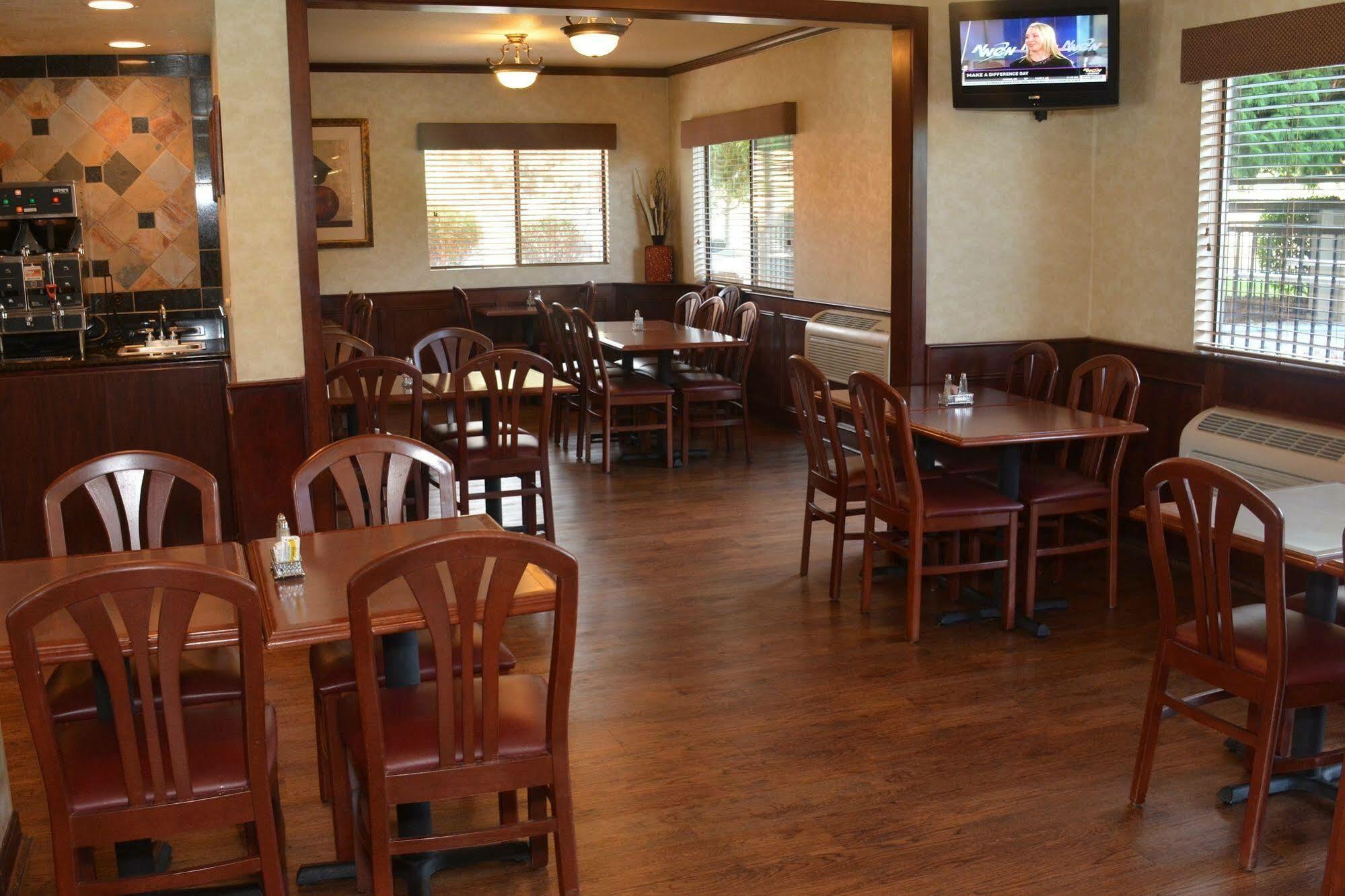 Baymont By Wyndham Yakima Riverfront Exterior photo